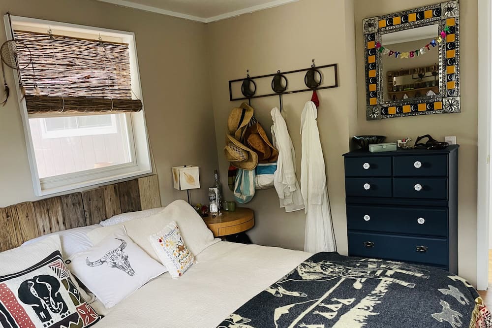Photo of Bedroom in Lonelyville