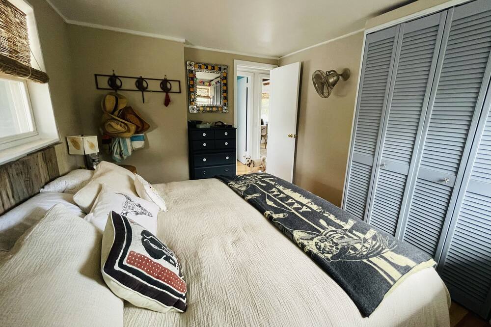 Photo of Bedroom in Lonelyville