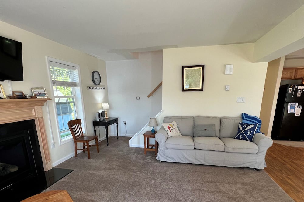 Photo of Livingroom in Glover