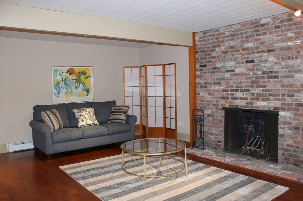 Photo of Livingroom in West Hartford