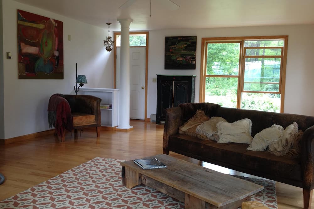 Photo of Livingroom in Lyndeborough