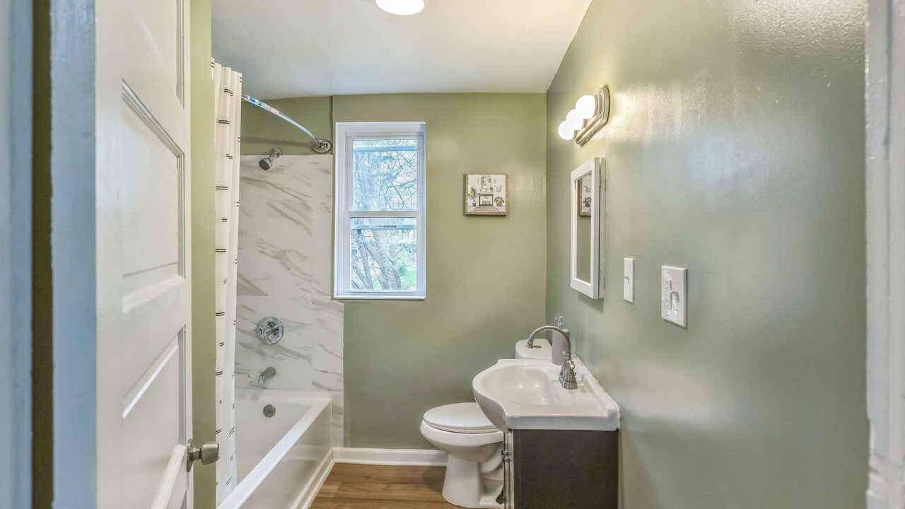 Photo of Bathroom in Downtown Niagara Falls