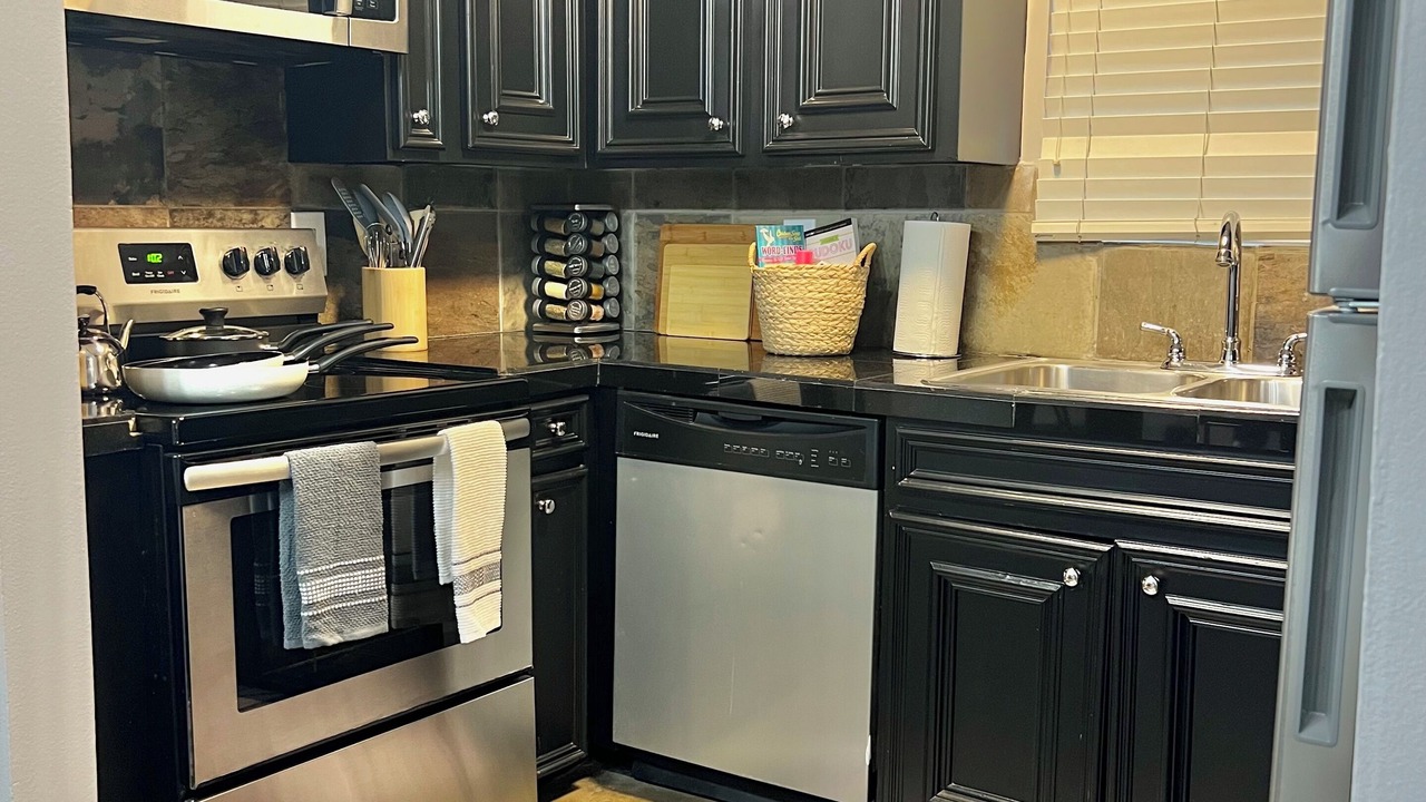 Photo of Kitchen in Greenway Plaza-Upper Kirby