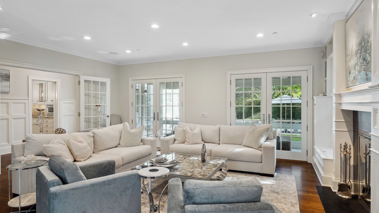Photo of Livingroom in Village of Southampton