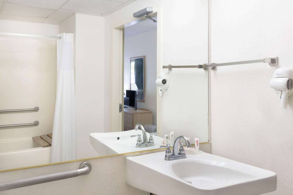 Photo of Bathroom in Newburgh