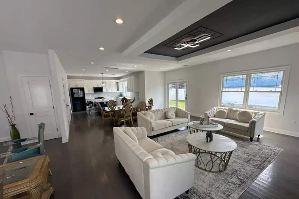 Photo of Livingroom in Bethpage