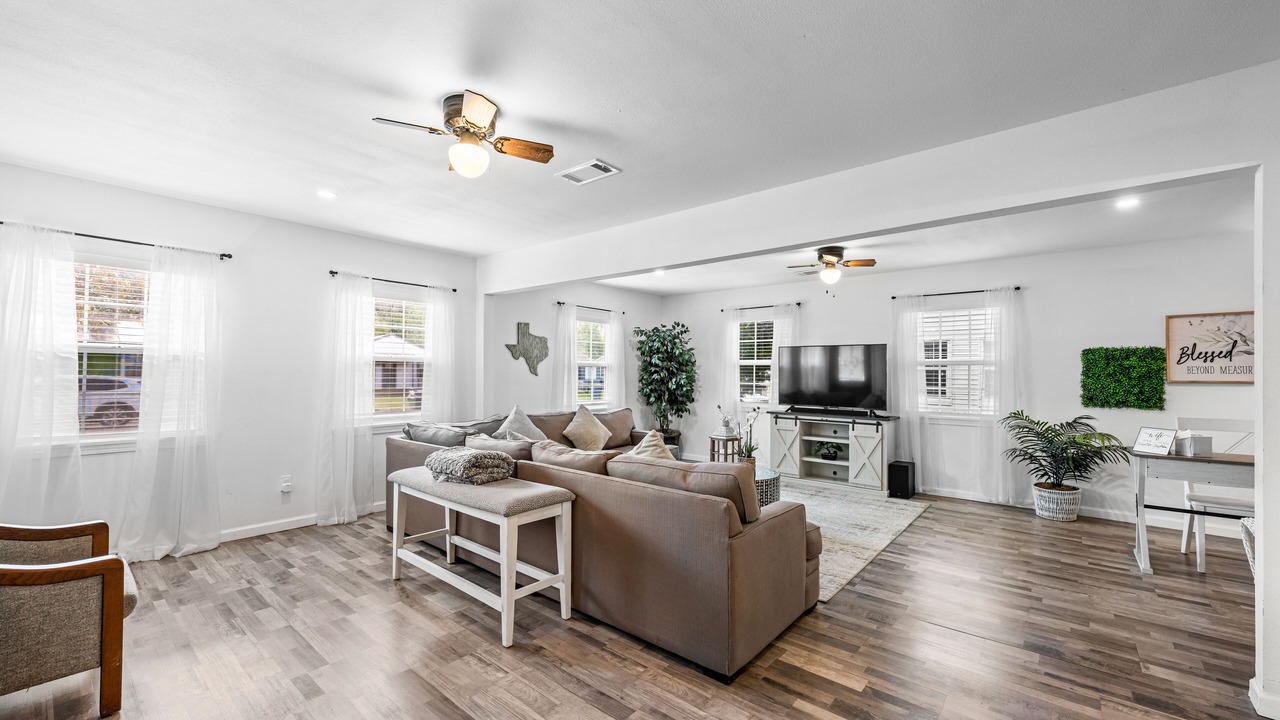 Photo of Livingroom in Angleton