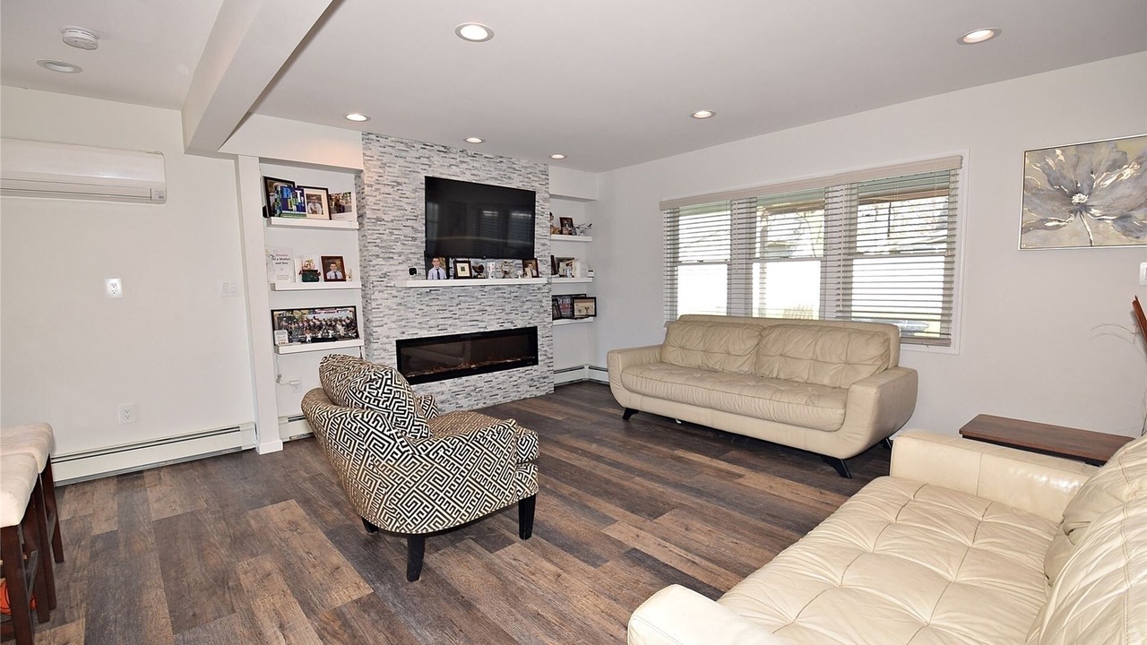 Photo of Livingroom in Hicksville