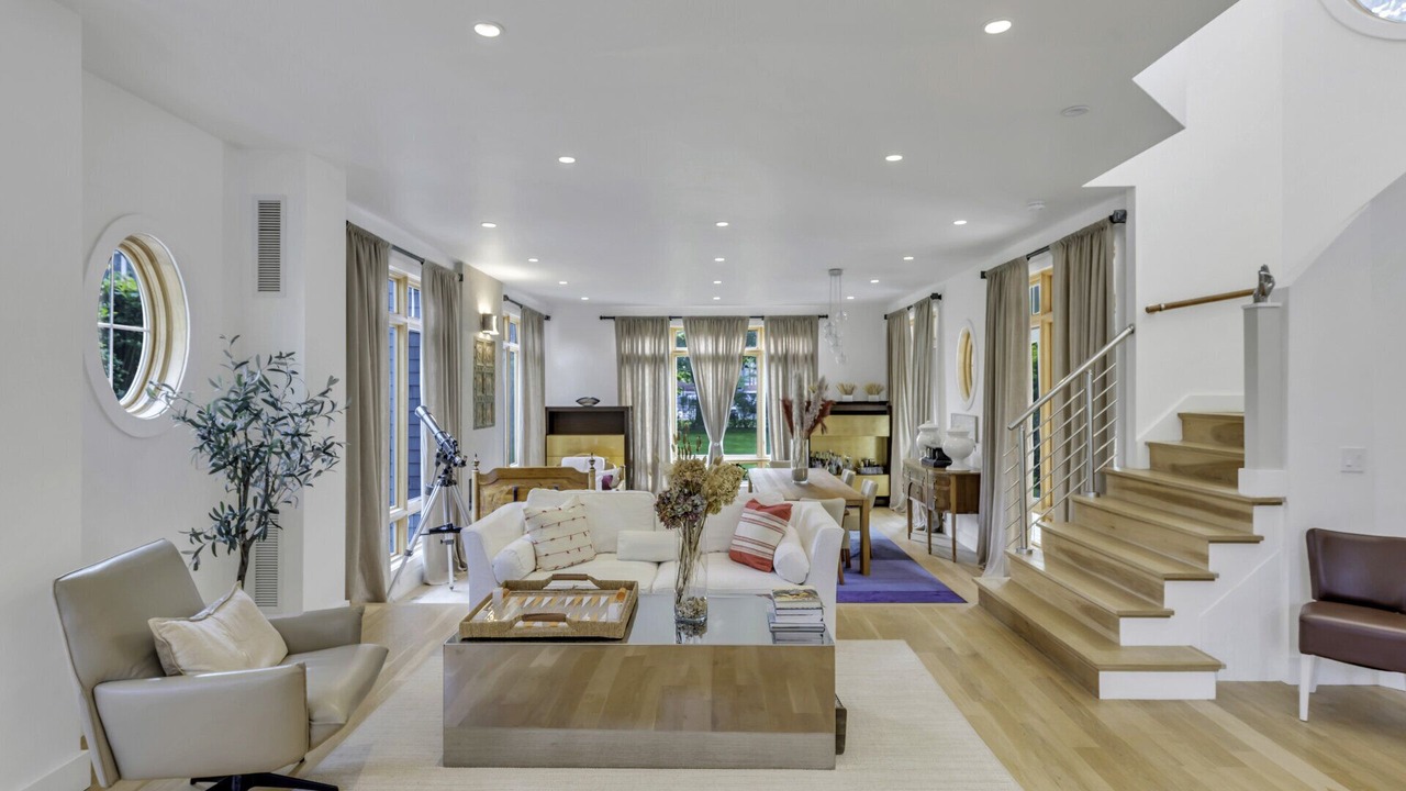 Photo of Livingroom in Village of Southampton
