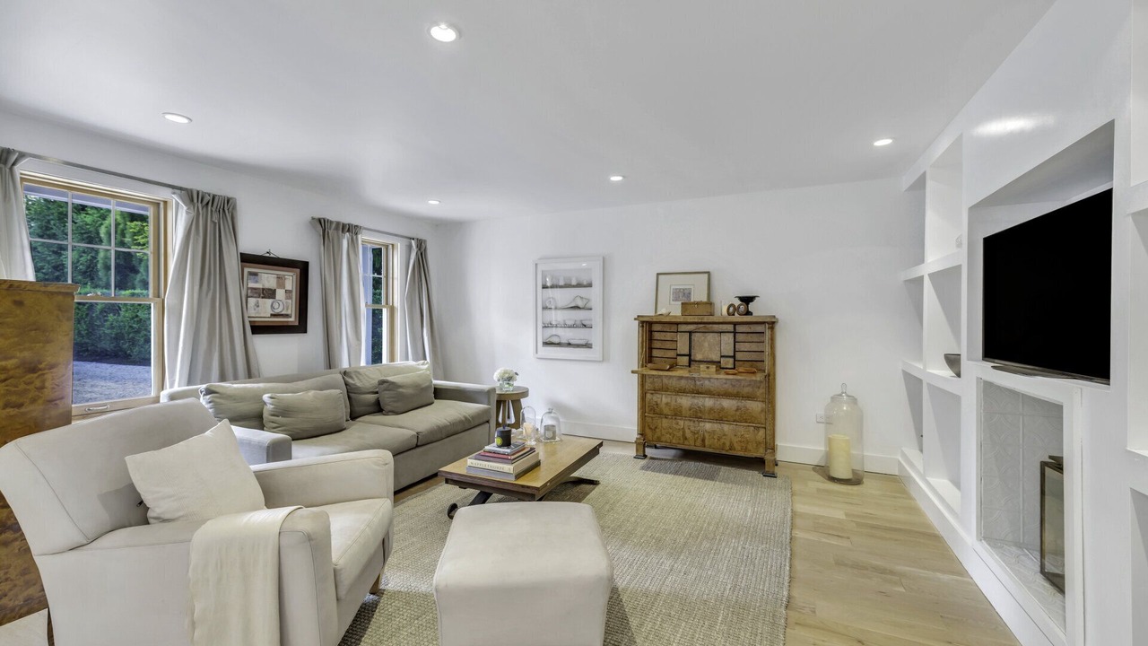 Photo of Livingroom in Village of Southampton