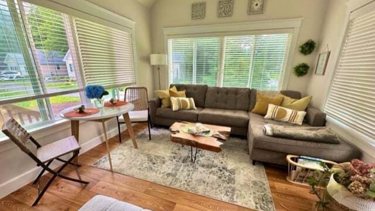 Photo of Livingroom in Moody