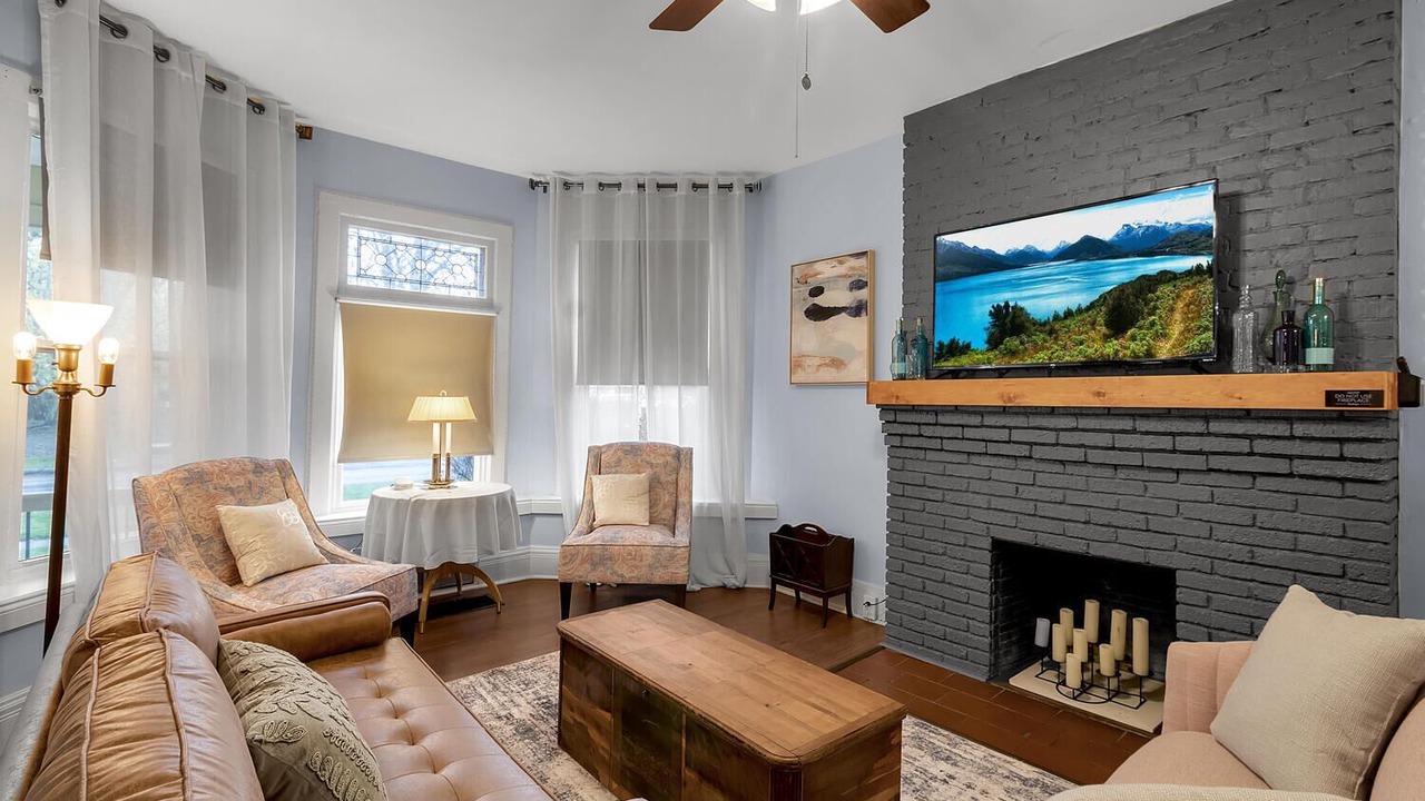 Photo of Livingroom in Downtown Niagara Falls