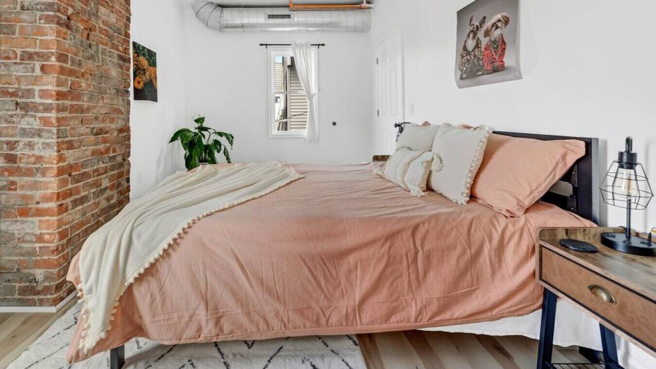 Photo of Bedroom in Front Park
