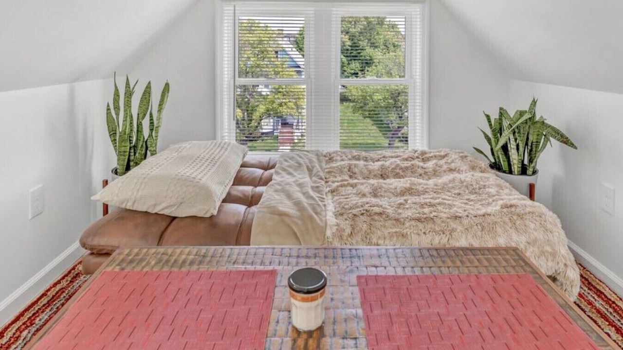 Photo of Bedroom in Front Park
