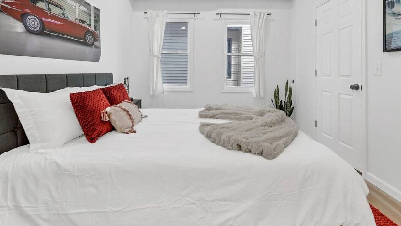 Photo of Bedroom in Front Park