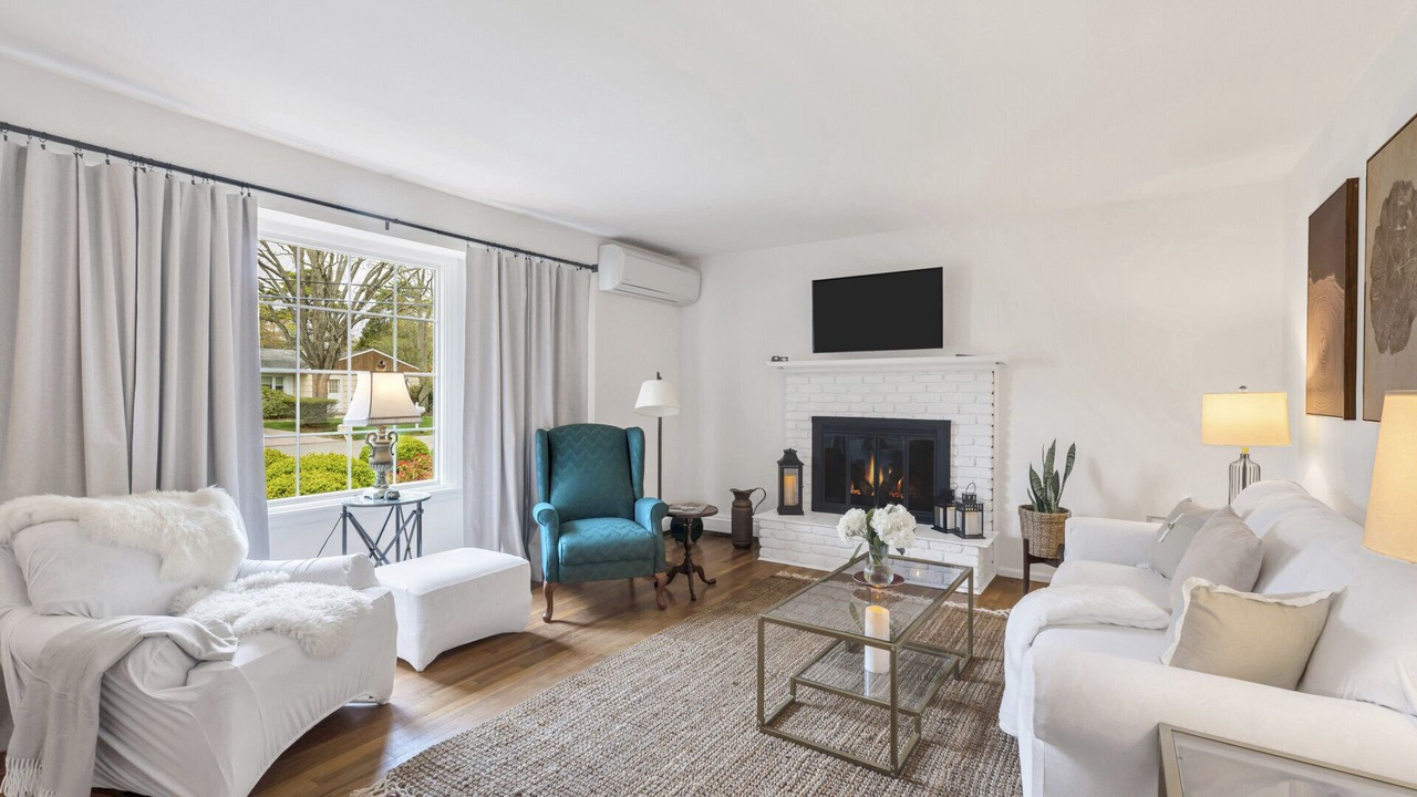 Photo of Livingroom in Hampton Bays