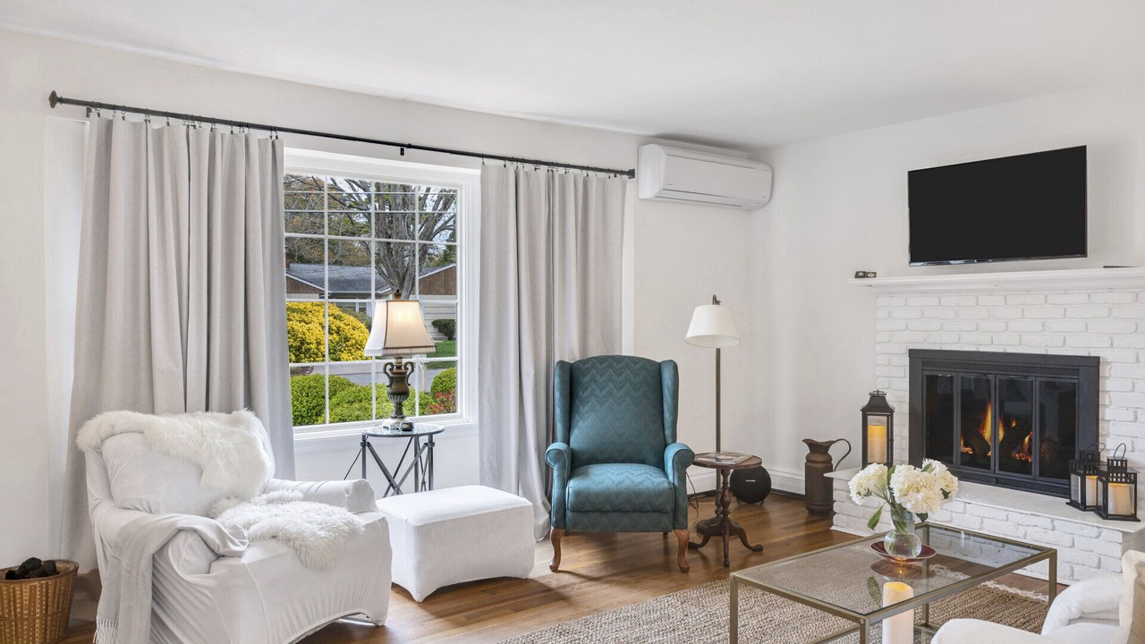 Photo of Livingroom in Hampton Bays