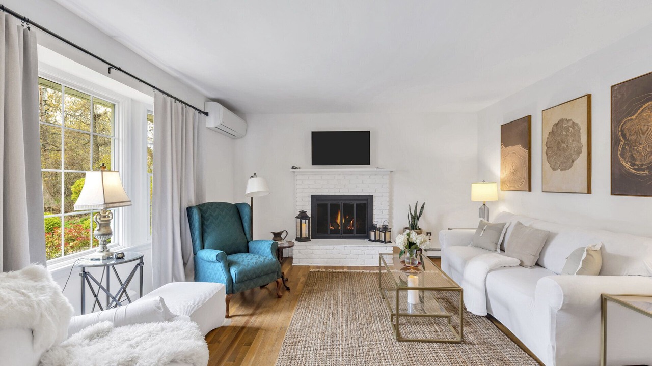 Photo of Livingroom in Hampton Bays
