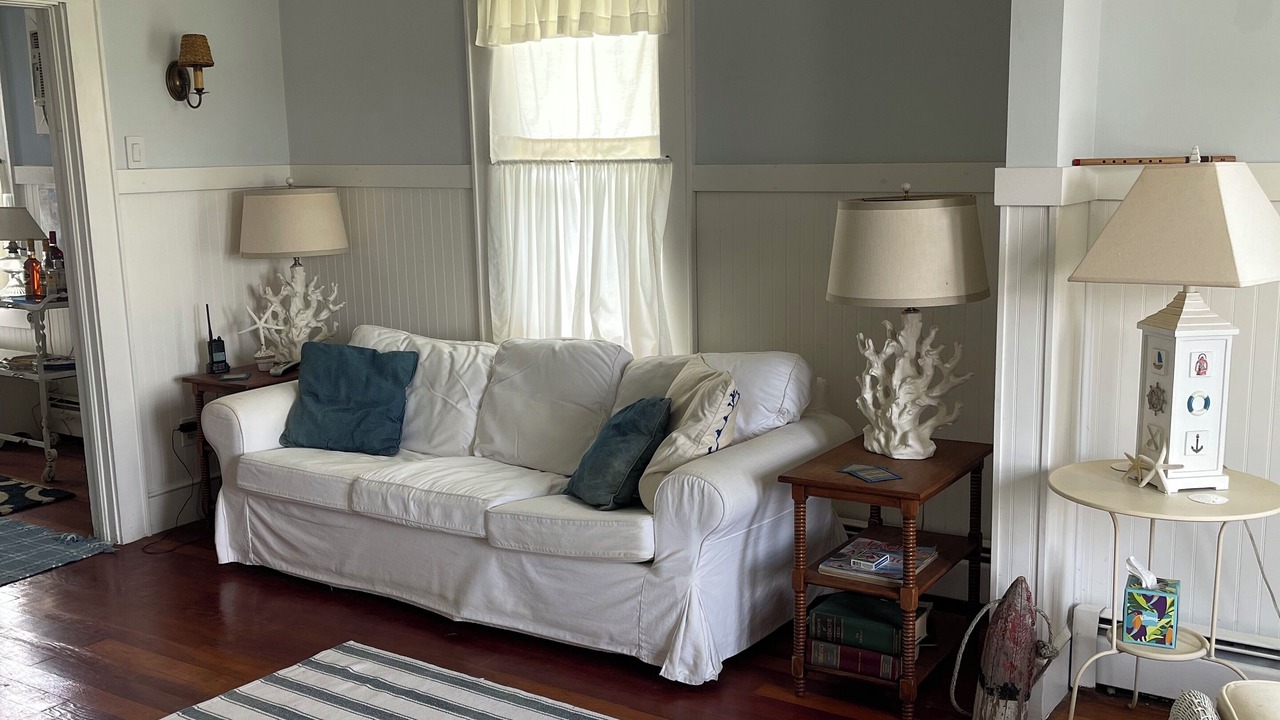 Photo of Livingroom in Ewell