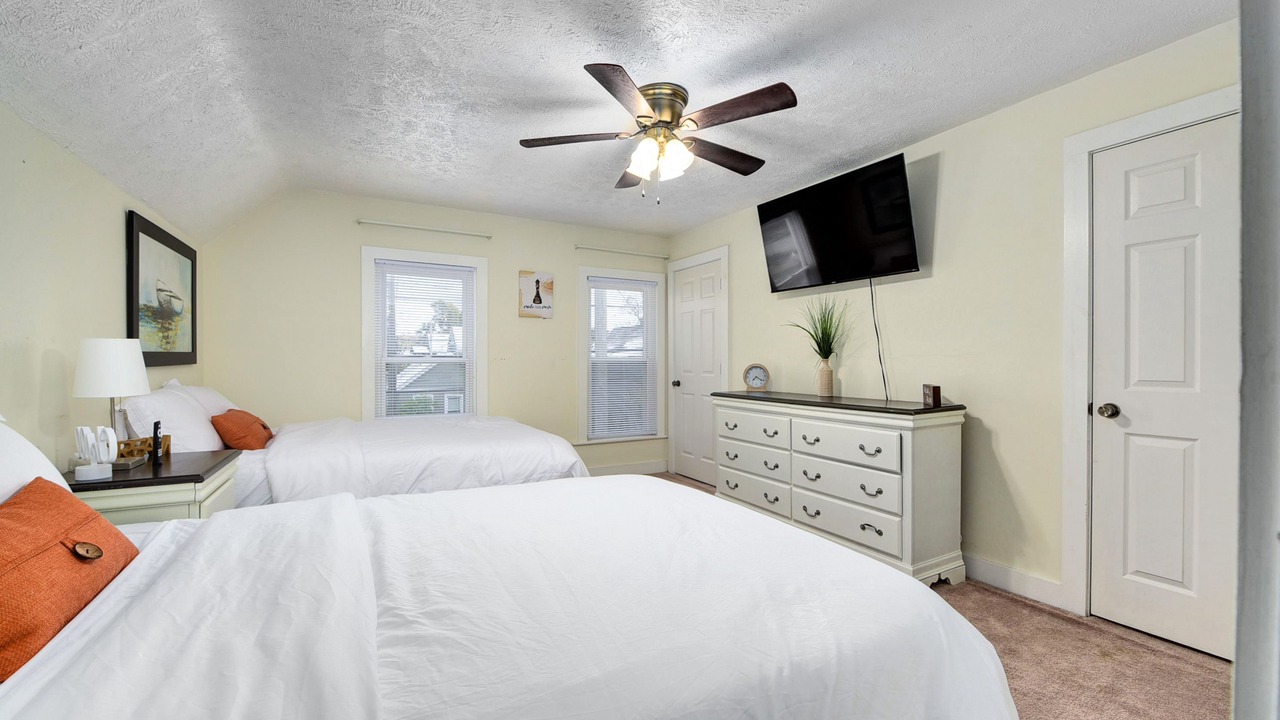 Photo of Bedroom in Detroit - Shoreway