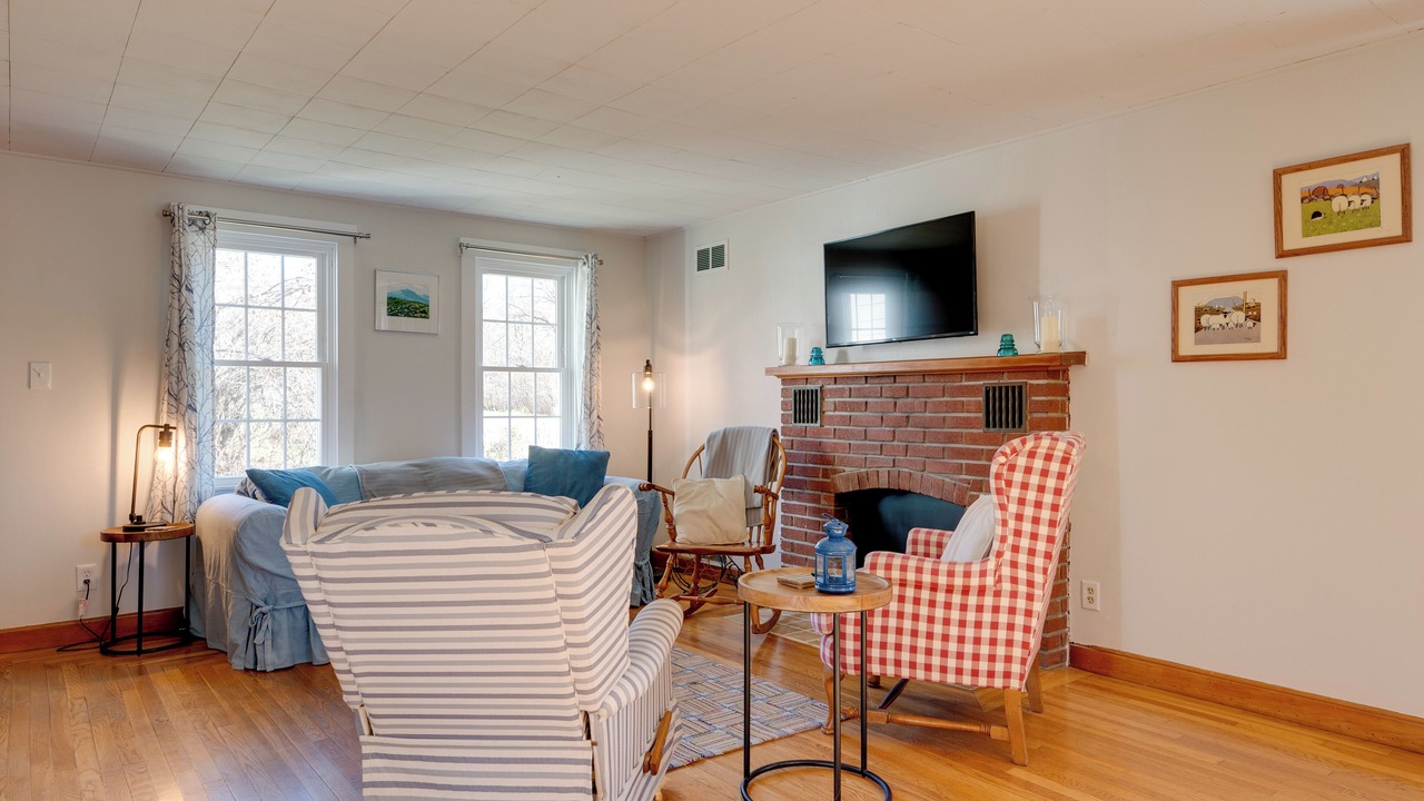 Photo of Livingroom in East Burke