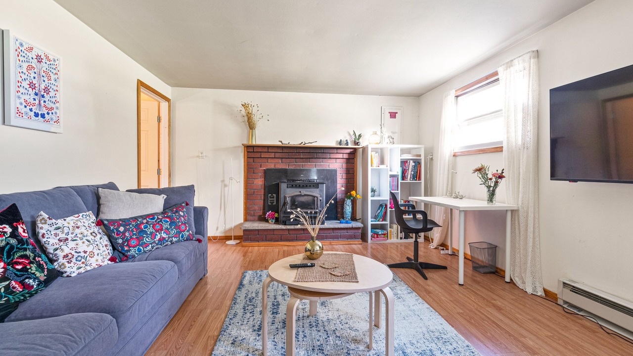 Photo of Livingroom in Town of Lloyd