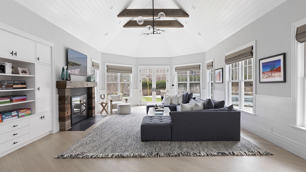Photo of Livingroom in Amagansett North