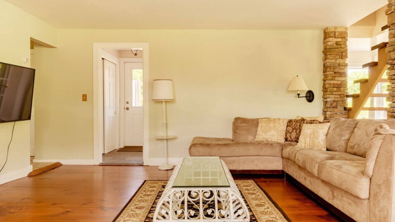 Photo of Livingroom in Roxbury