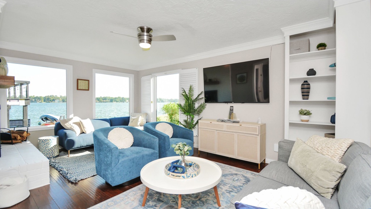 Photo of Livingroom in April Sound