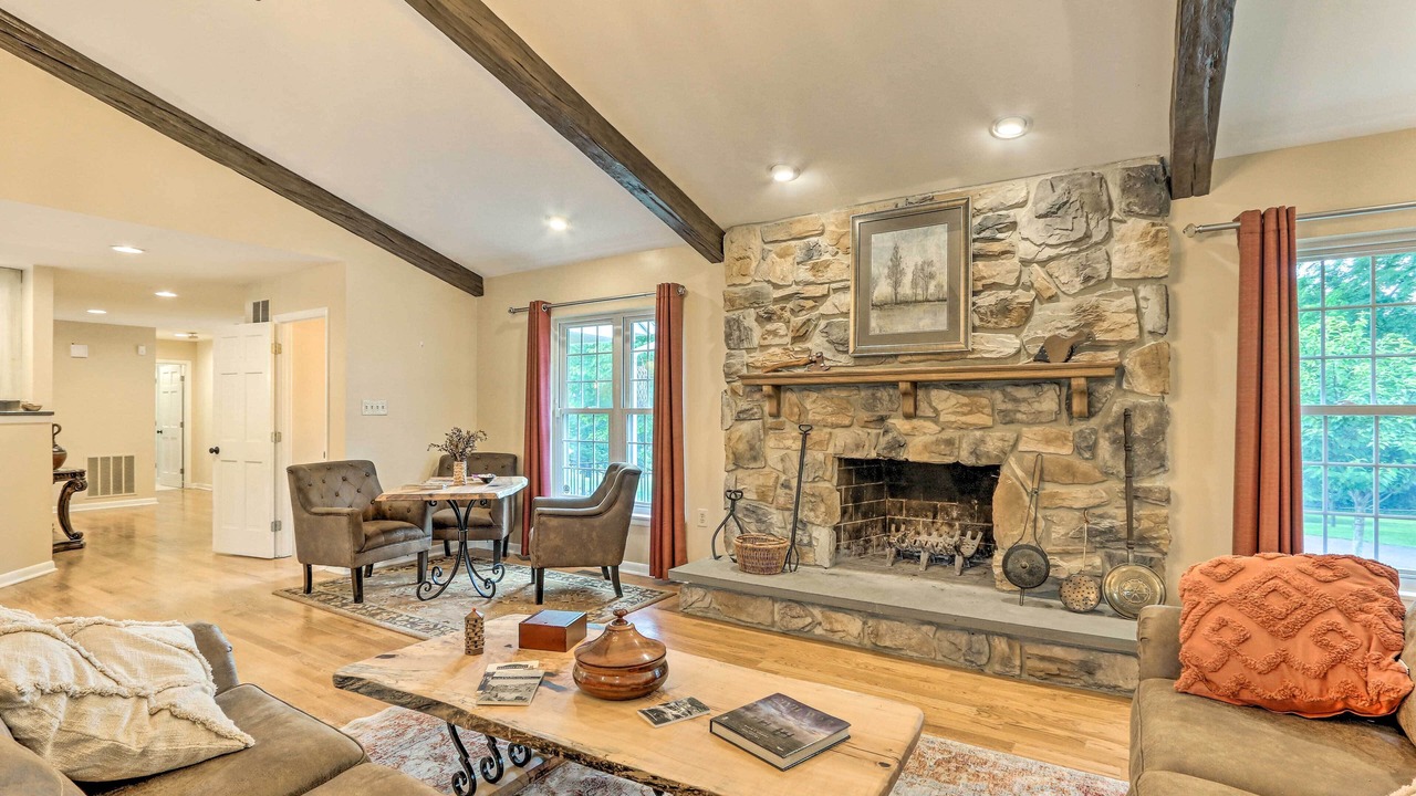 Photo of Livingroom in Charles Town