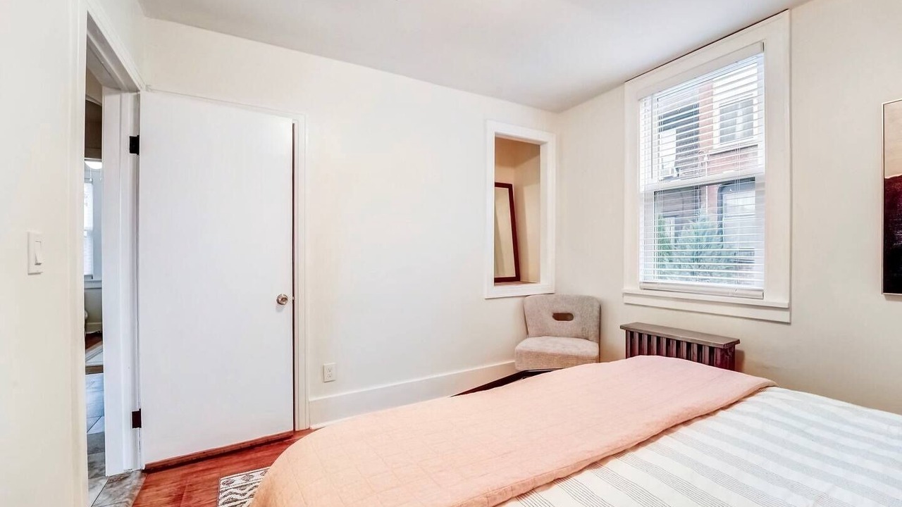 Photo of Bedroom in Front Park