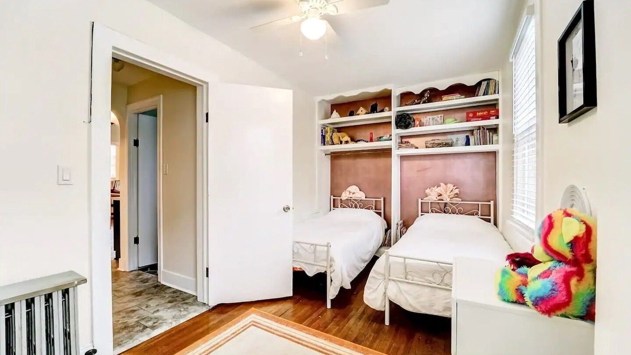 Photo of Bedroom in Front Park