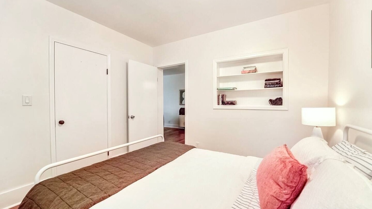 Photo of Bedroom in Front Park