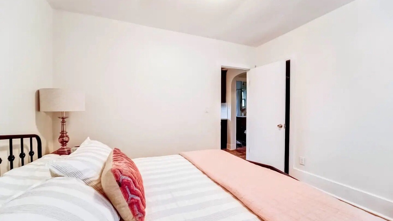 Photo of Bedroom in Front Park