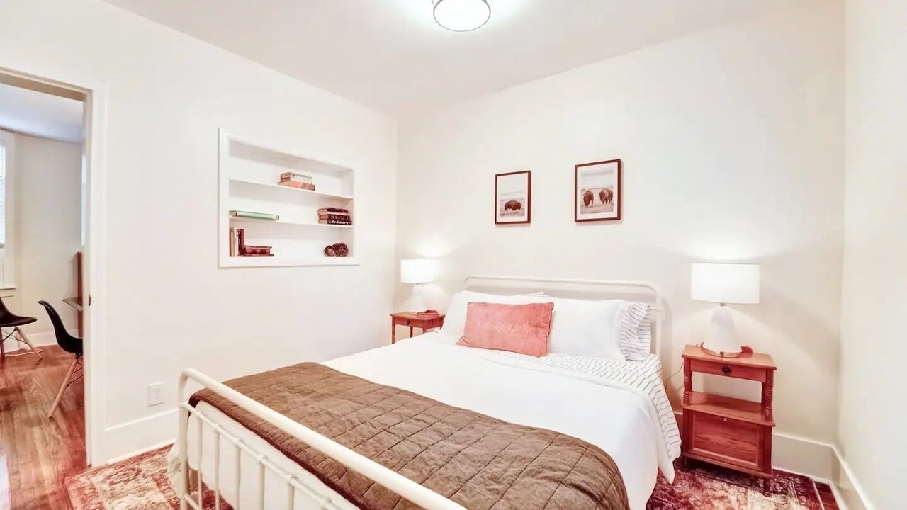 Photo of Bedroom in Front Park