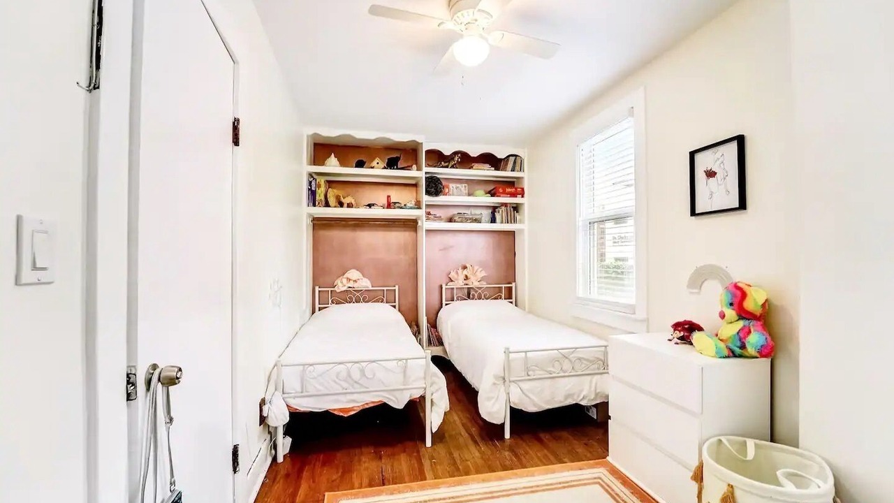 Photo of Bedroom in Front Park