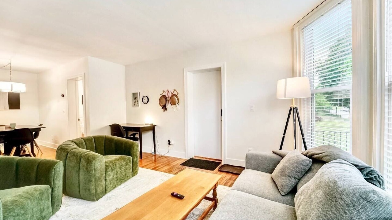 Photo of Livingroom in Front Park