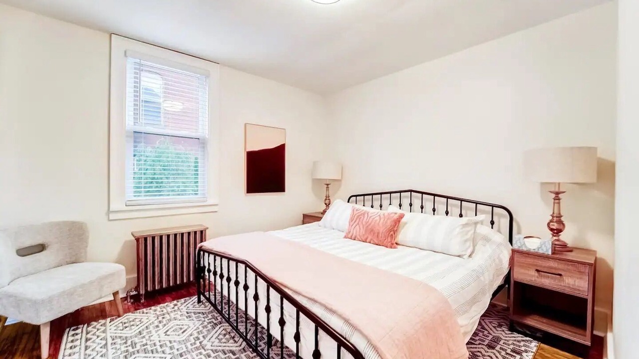 Photo of Bedroom in Front Park
