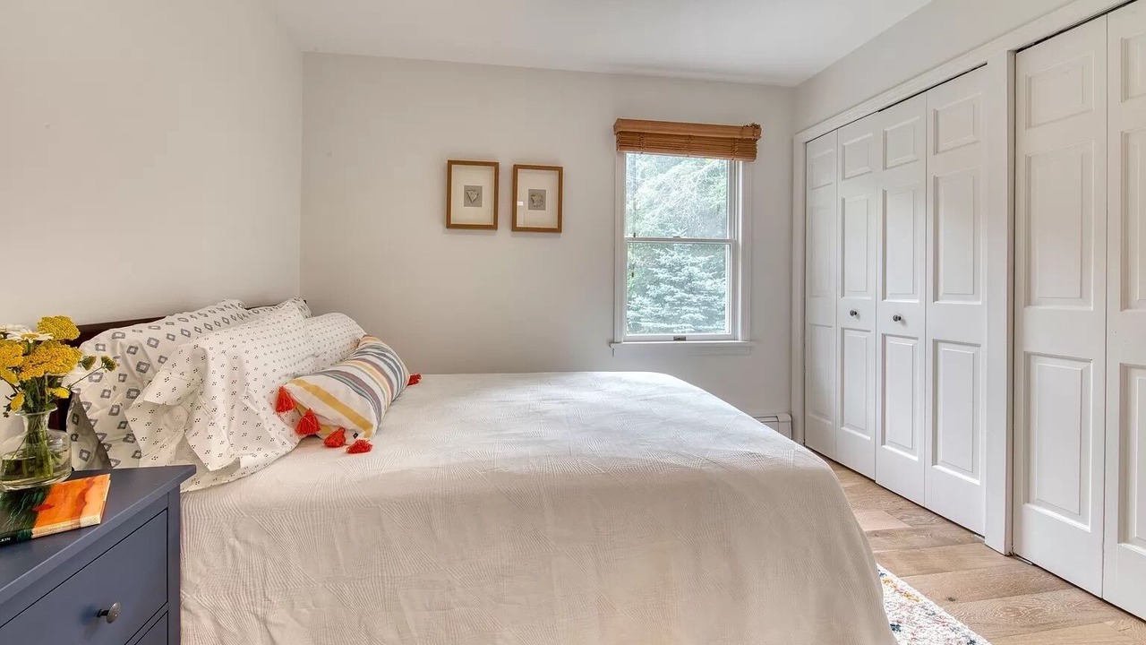 Photo of Bedroom in Aquebogue