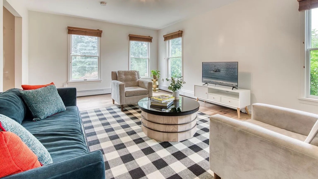 Photo of Livingroom in Aquebogue