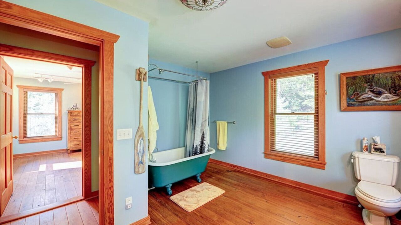 Photo of Bathroom in Hood