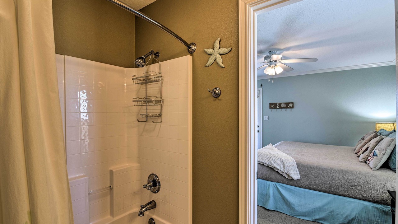 Photo of Bathroom in Pirates Beach