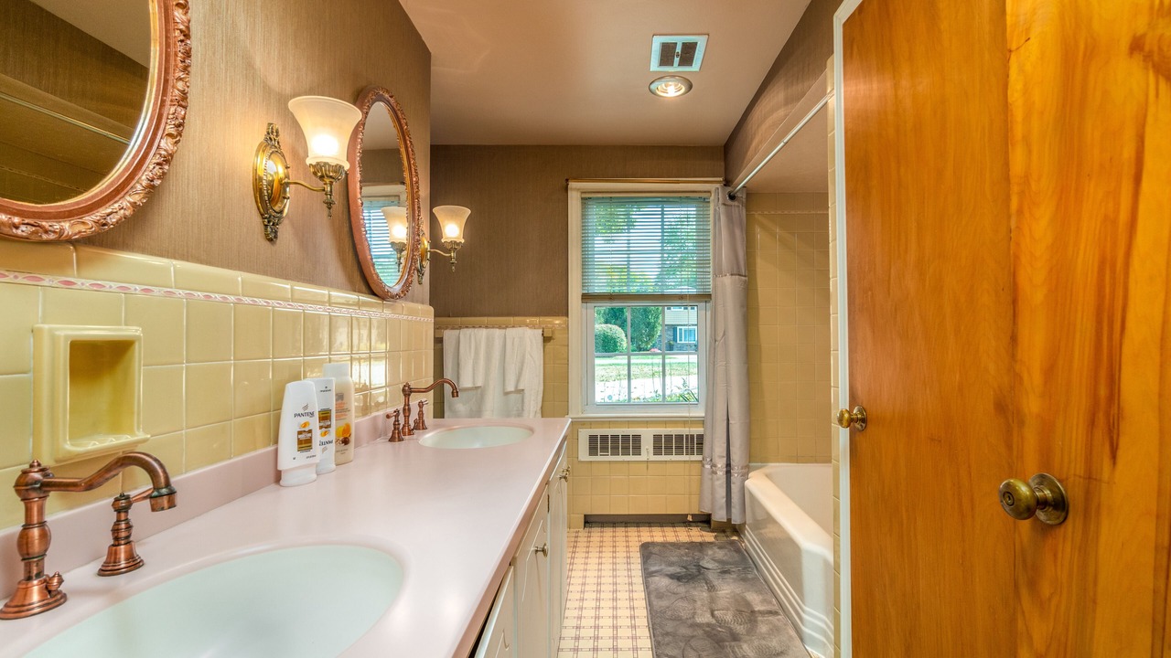 Photo of Bathroom in Niagara Falls - Western New York