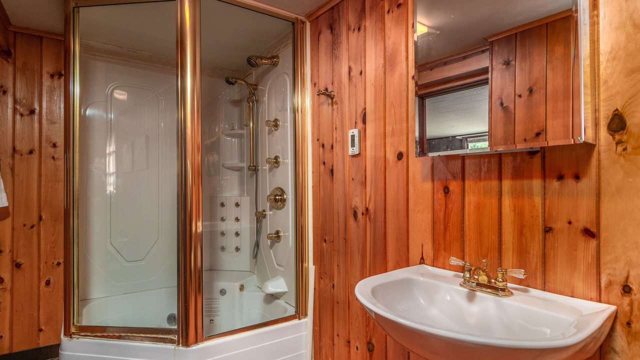Photo of Bathroom in Niagara Falls - Western New York