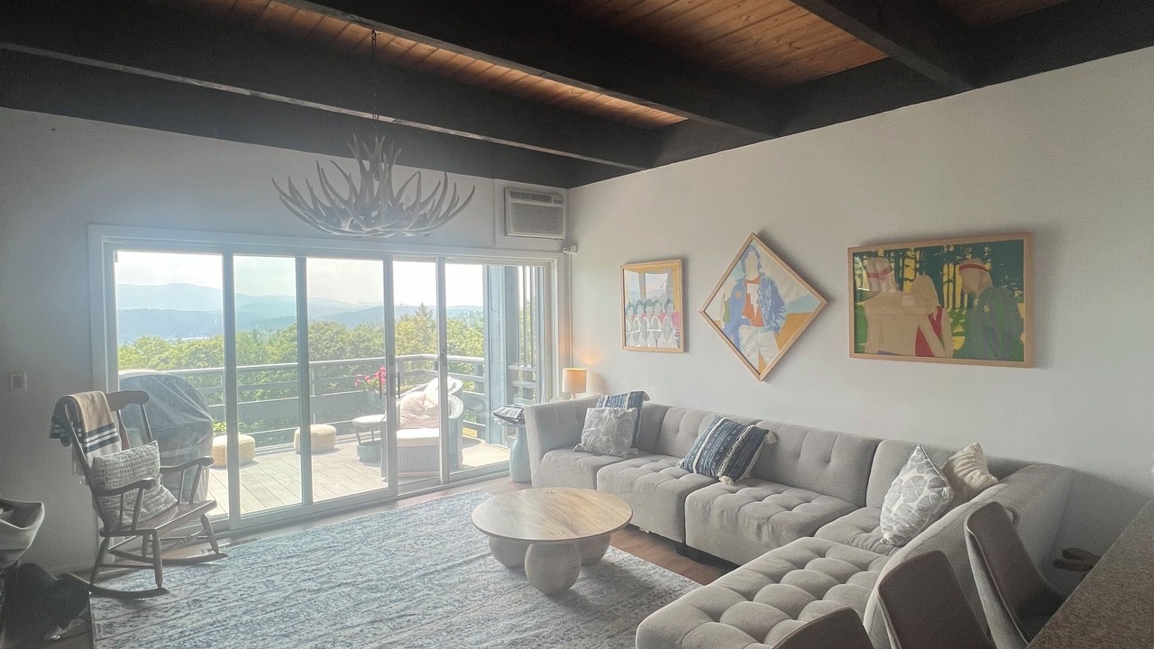 Photo of Livingroom in Sunapee