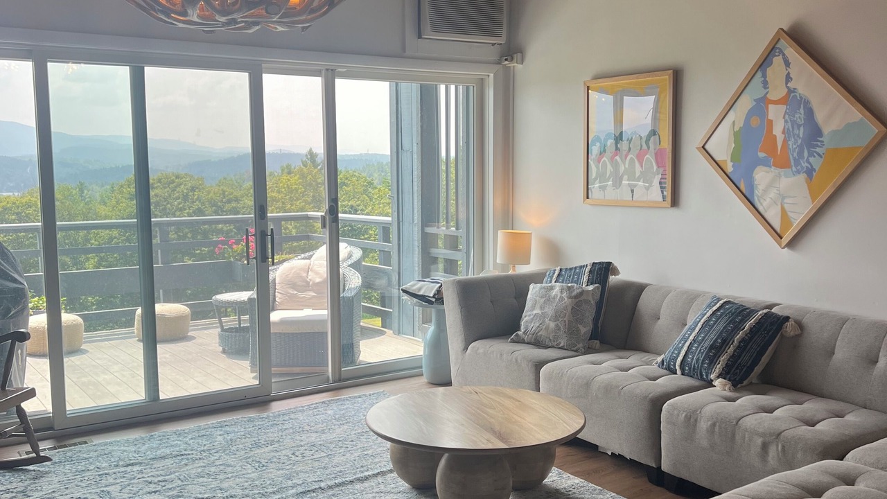 Photo of Livingroom in Sunapee