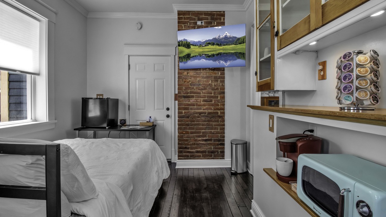 Photo of Bedroom in Front Park