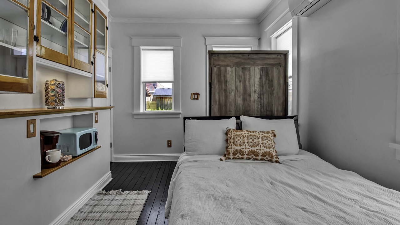 Photo of Bedroom in Front Park