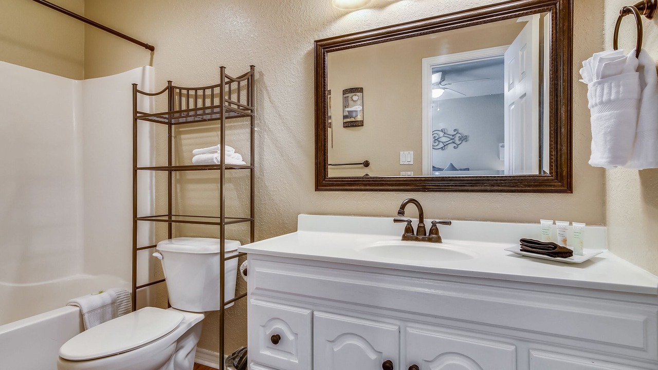 Photo of Bathroom in Pirates Beach