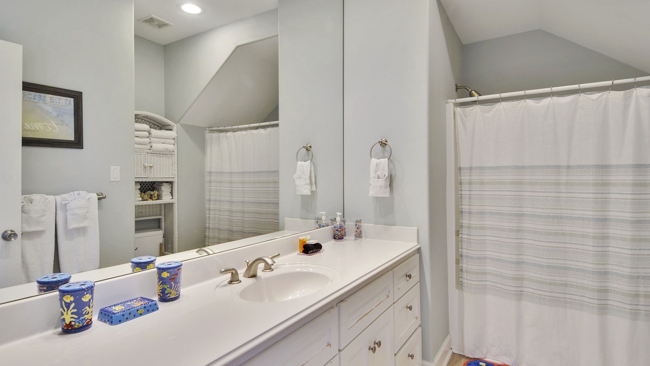 Photo of Bathroom in Pirates Beach
